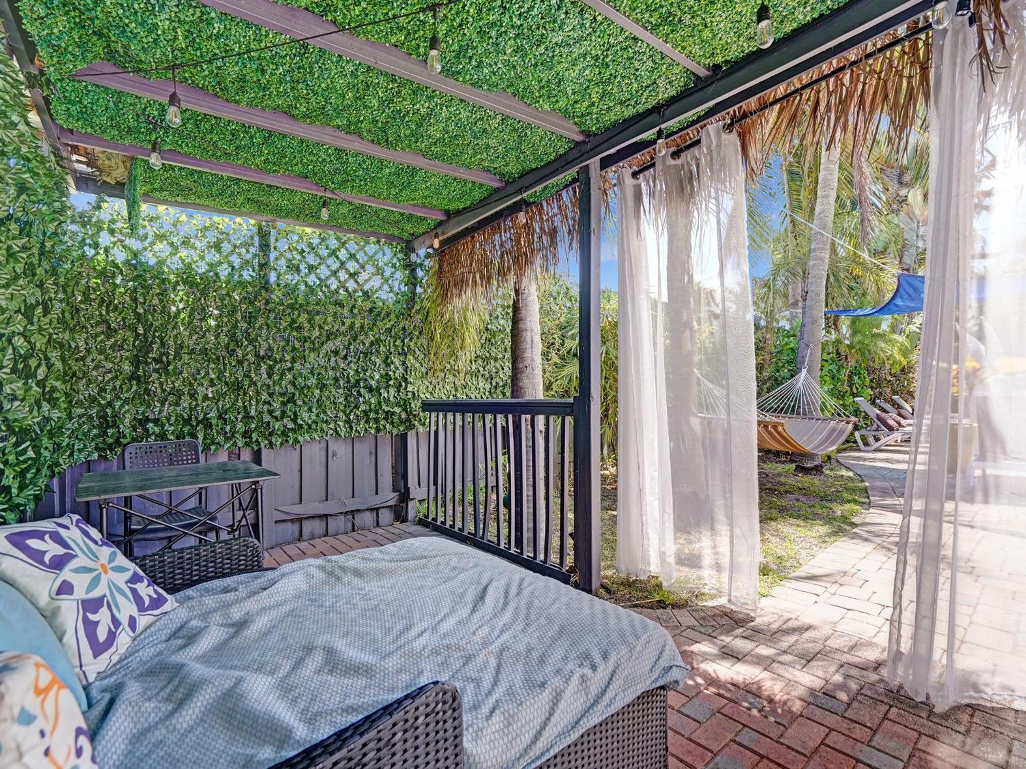 Large Gay Men'S 1 Bedroom W Gameroom Heated Pool Clothing Optional Oakland Park Exterior photo